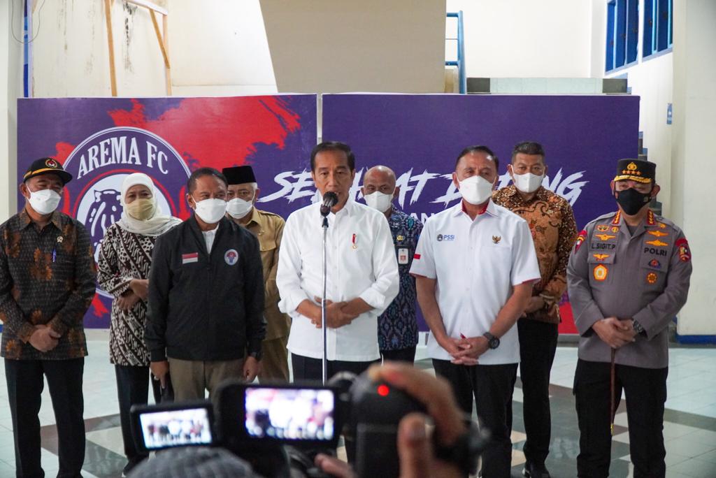 Presiden Jokowi Didampingi KetumPSSI tinjau langsung tempat insiden kanjuruhan